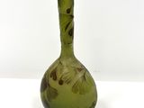 un vase vert orné d'un motif floral