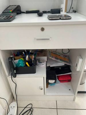 un bureau équipé d'un téléphone, d'une imprimante et d'autres fournitures de bureau