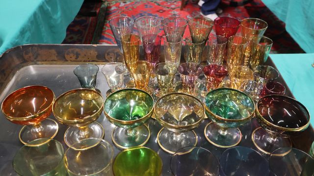 Partie de service de verres en verre coloré irisé 