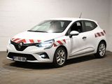 la voiture blanche est garée dans un garage dont le sol est recouvert de carreaux