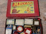 une boîte rouge contenant tout un tas d'objets
