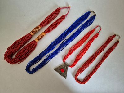 Lot de bijoux fantaisie comprenant deux colliers ethniques e…