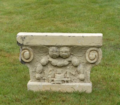 une statue en pierre représentant un homme et un chien dans un champ