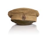 une image représentant un chapeau militaire orné d'un insigne