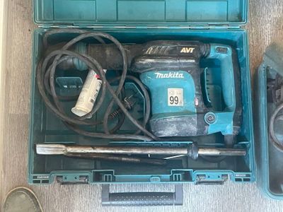 une boîte à outils bleue avec des outils sur le sol