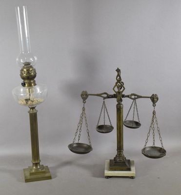 une image représentant une balance sur laquelle sont posés une bougie et un verre