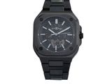 La montre est noire et possède un cadran noir