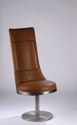 fauteuil en cuir marron avec piètement métallique et repose-pieds