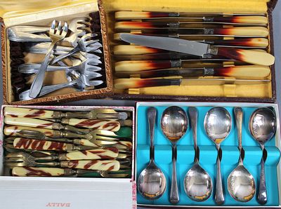 Ensemble comprenant divers COUVERTS A DESSERT en métal doré … - Photo 1