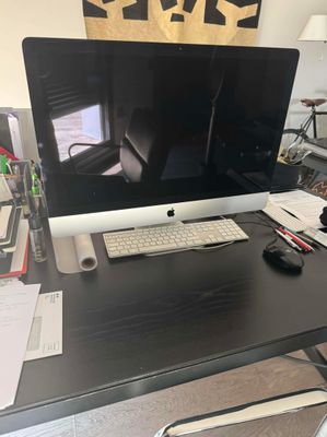 un bureau équipé d'un écran d'ordinateur et d'un clavier