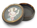 une petite boîte avec l'image d'une femme dessus