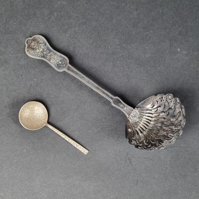 deux cuillères et une cuillère reposent sur une table
