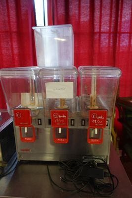 une machine posée sur une table