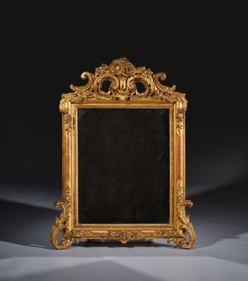 un cadre doré richement décoré sur fond noir