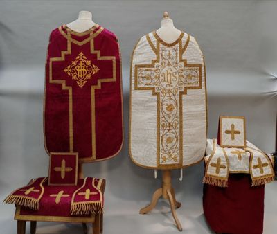 trois morceaux de tissu et une chaise sur laquelle est dessinée une croix