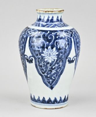 vase bleu et blanc orné d'un motif sur l'extérieur