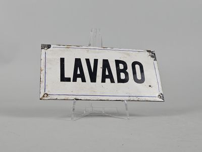 un panneau sur lequel est écrit « lavabo » dans la neige