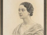 le dessin d'une femme en robe, avec un châle autour du cou