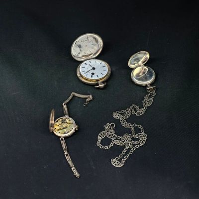 trois types différents de montres de poche sur un fond noir