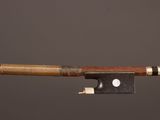 une image représentant un archet de violon dont l'extrémité est surmontée d'un morceau de bois