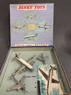 une boîte contenant une maquette d'avion et une boîte contenant une maquette d'avion