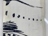 un vieux livre avec un dessin en noir et blanc
