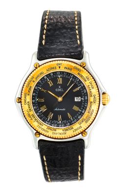 gros plan d'une montre-bracelet avec un cadran noir