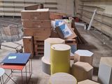 beaucoup de cartons et de tables dans un entrepôt