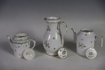 trois types différents de théières et de tasses posées sur une table
