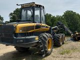 un tracteur garé sur le bord de la route