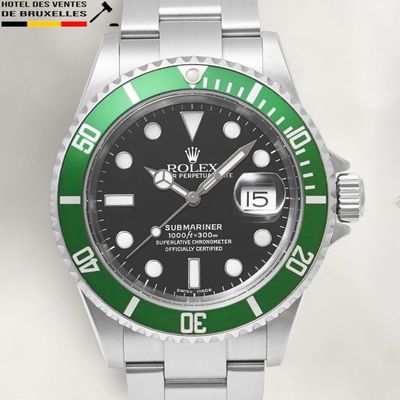une montre Rolex dotée d'une lunette verte