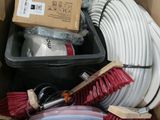 une boîte remplie de différents types de tuyaux et d'autres articles