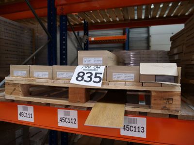 de nombreux cartons sur une palette dans un entrepôt