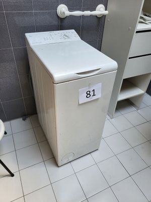 une machine à laver et un sèche-linge dans une petite salle de bains