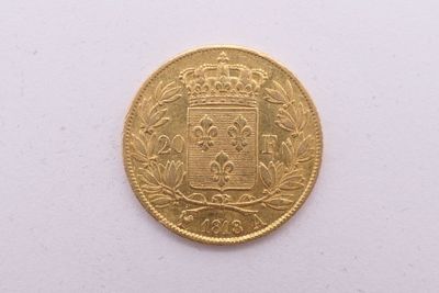 gros plan d'une pièce d'or sur une surface blanche