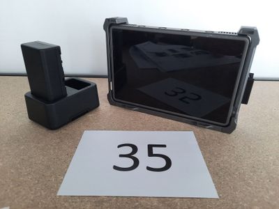 une photo d'une photo représentant une tablette sur laquelle figure le chiffre 35