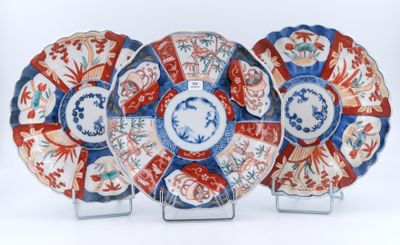 trois assiettes ornées de motifs rouges, blancs et bleus