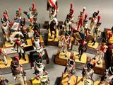 de nombreuses figurines de soldats qui sont exposées