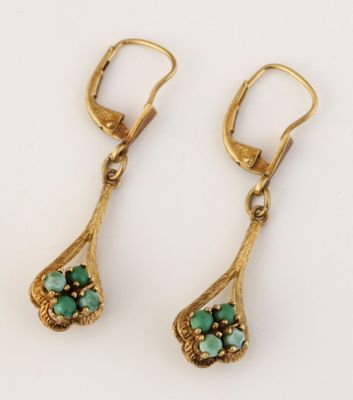deux paires de boucles d'oreilles en or et en turquoise sur un fond blanc