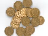 une pile de pièces d'or posée sur une surface blanche