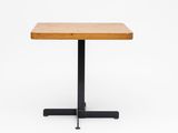 une table en bois avec un piètement en métal noir et un plateau en bois