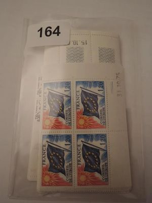 un gros plan d'un morceau de papier avec des timbres dessus