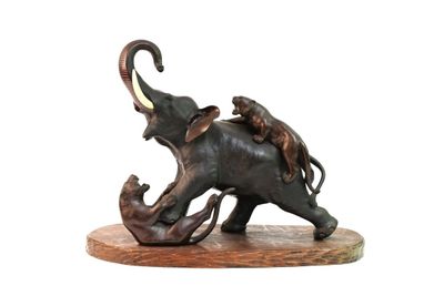 statue représentant un éléphant portant un éléphanteau sur son dos, posée sur un socle en bois