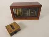 une petite boîte en bois avec une horloge à l'intérieur