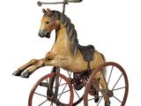 statue représentant un cheval sur un tricycle, sur fond blanc