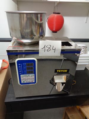 une machine posée sur une table dans une pièce