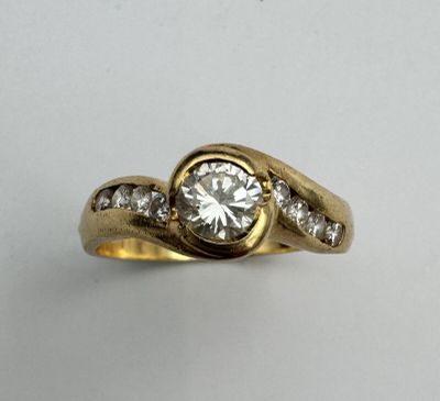 Une bague or 18k ornée d'un solitaire taille brillant 0,5 ct…