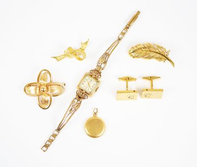 plusieurs bijoux en or, dont une montre, une plume et d'autres objets