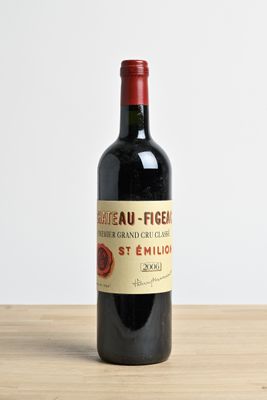 une bouteille de vin posée sur une table