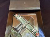 une image représentant une boîte contenant une maquette d'avion